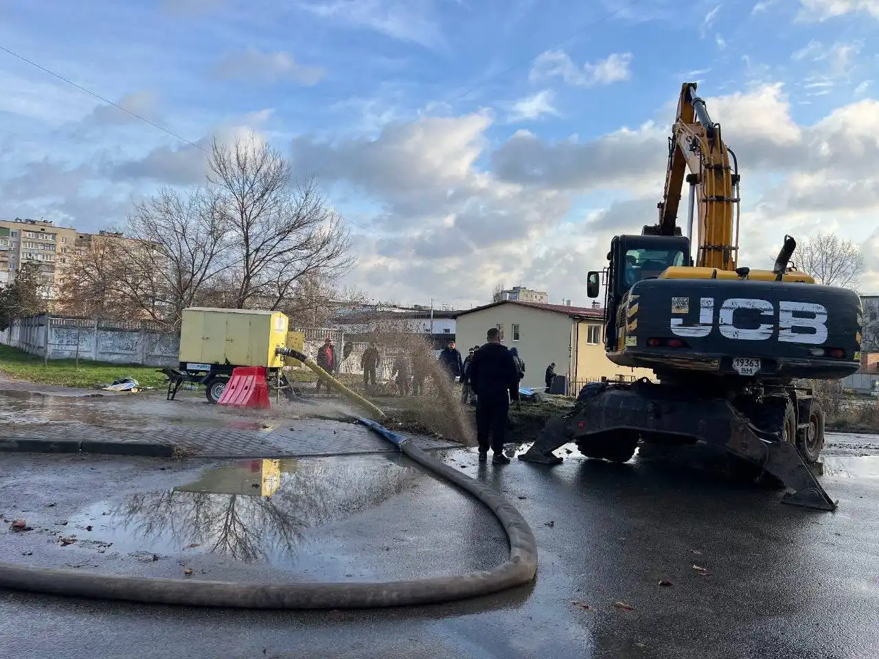 У Сумах тривають нічні ремонтні роботи на колекторі, воду підвозять за графіком