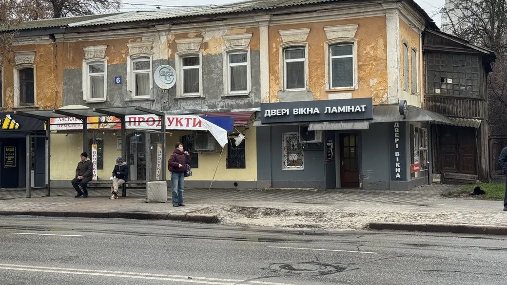 У Сумах водій “Кіа” в’їхав у магазини та припарковані авто
