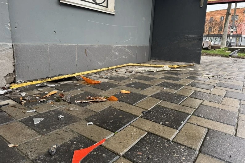 У Сумах водій “Кіа” в’їхав у магазини та припарковані авто