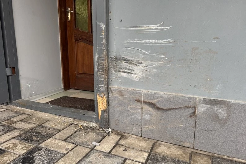 У Сумах водій “Кіа” в’їхав у магазини та припарковані авто