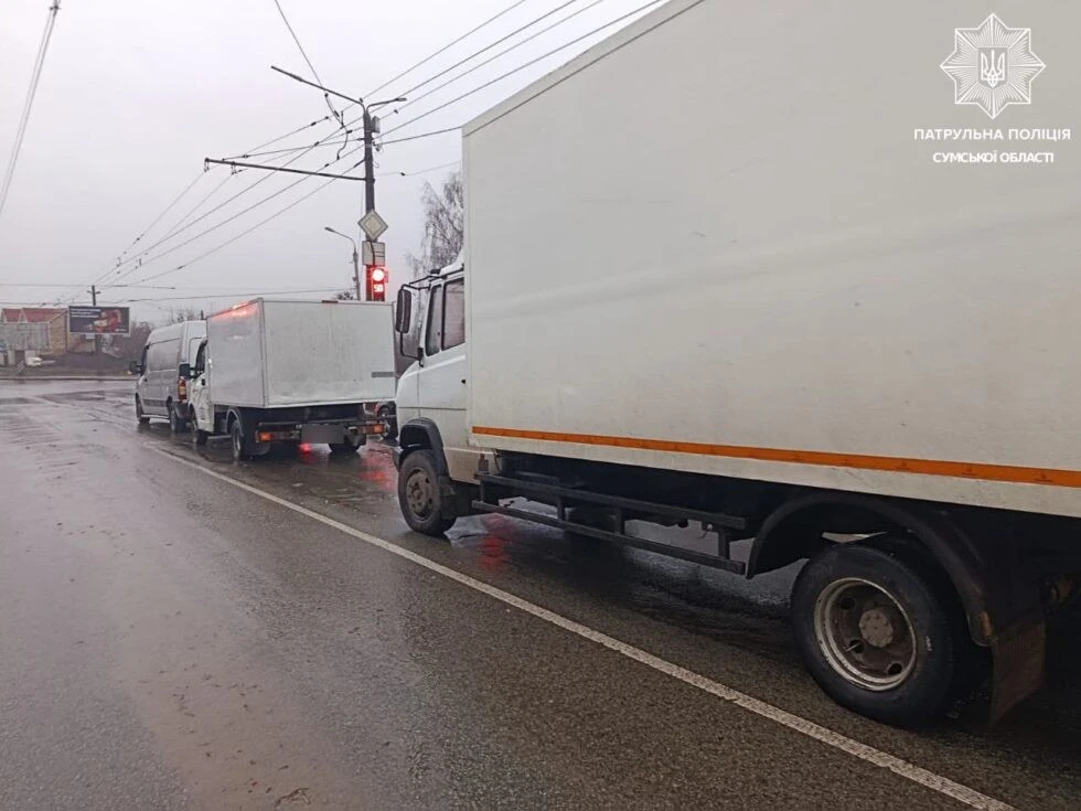 У Сумах на Роменській зіткнулися три вантажівки: обійшлося без травм