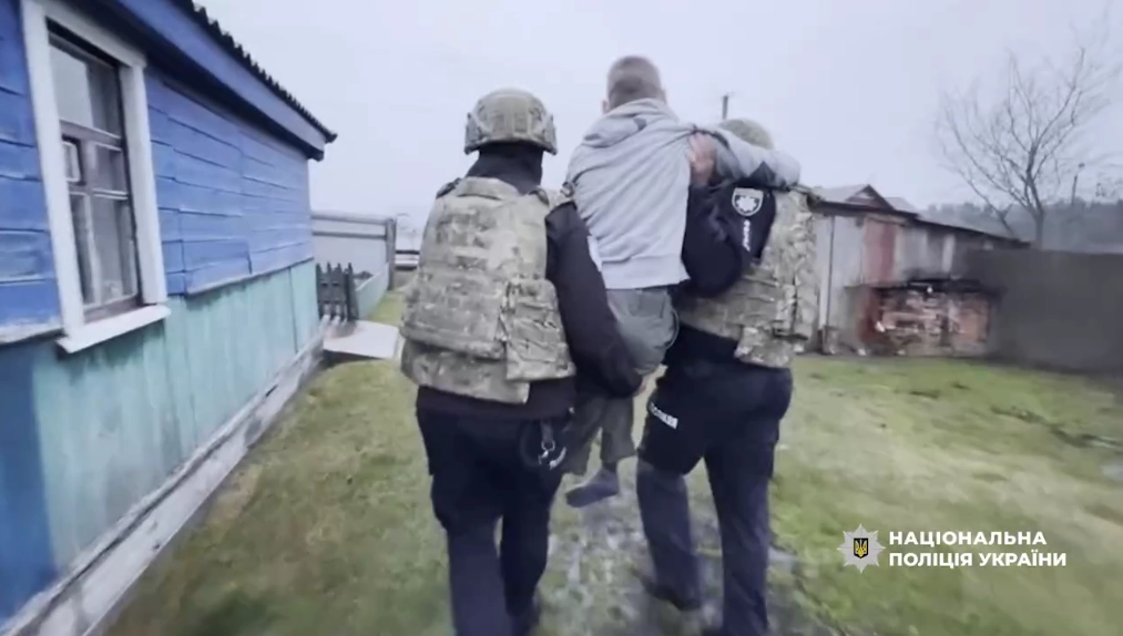 Поліцейські вивезли родину з прикордоння Сумщини під шквалом обстрілів