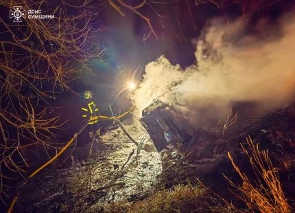 На Сумщині автомобіль перекинувся в кювет і загорівся: рятувальники оперативно ліквідували пожежу