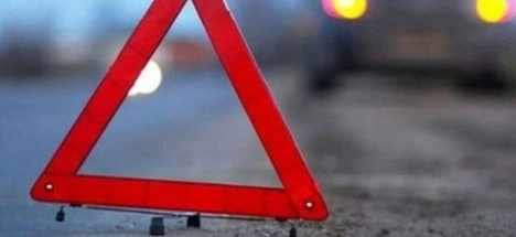 У центрі Шостки службове авто поліції збило чоловіка і врізалося у дерево