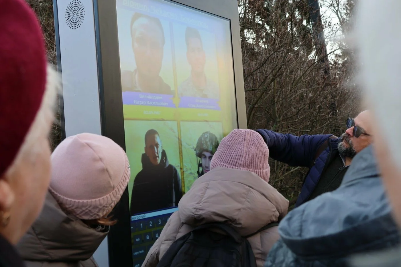 Сумщина вшановує зниклих та полонених героїв через сенсорний термінал на Театральній площі