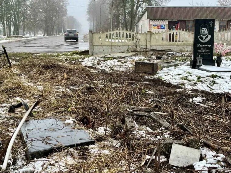 У Путивлі легковик зніс огорожу і опинився на цвинтарі
