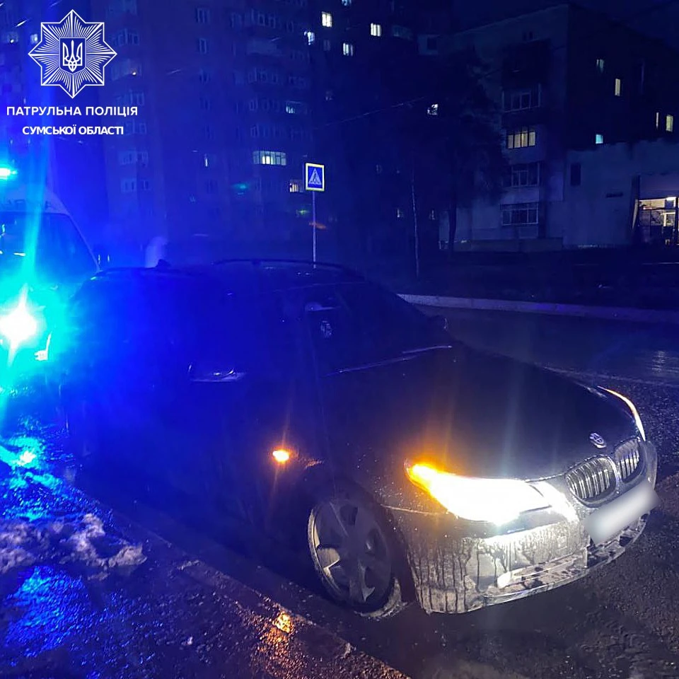 У Сумах автомобіль збив жінку на переході серед білого дня
