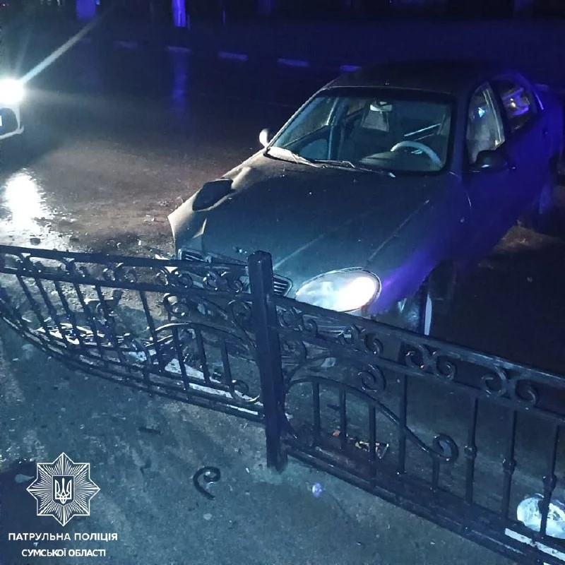 П’яний водій врізався в огорожу в центрі Сум