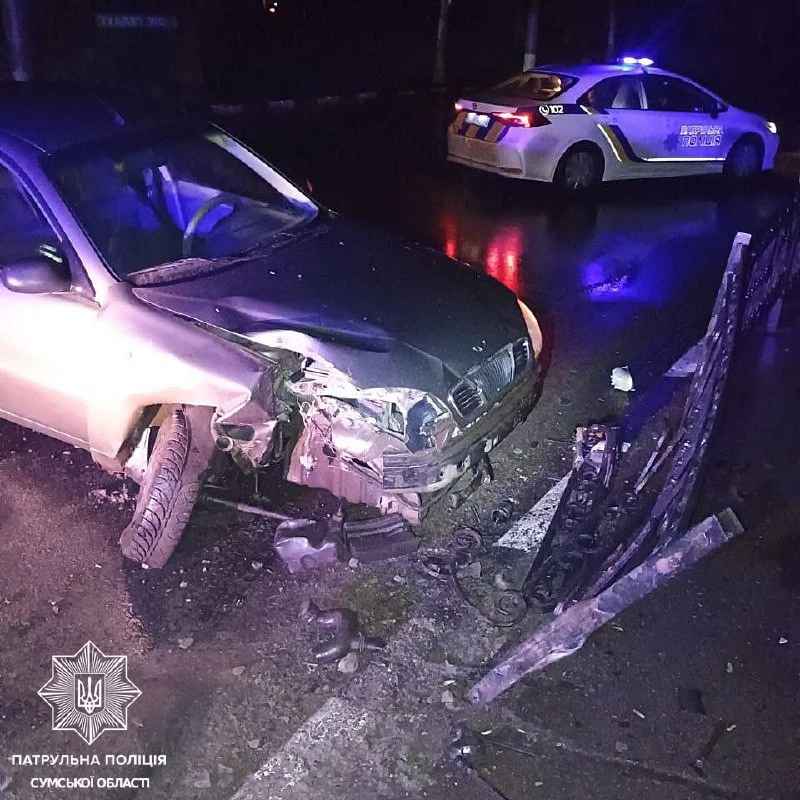 П’яний водій врізався в огорожу в центрі Сум