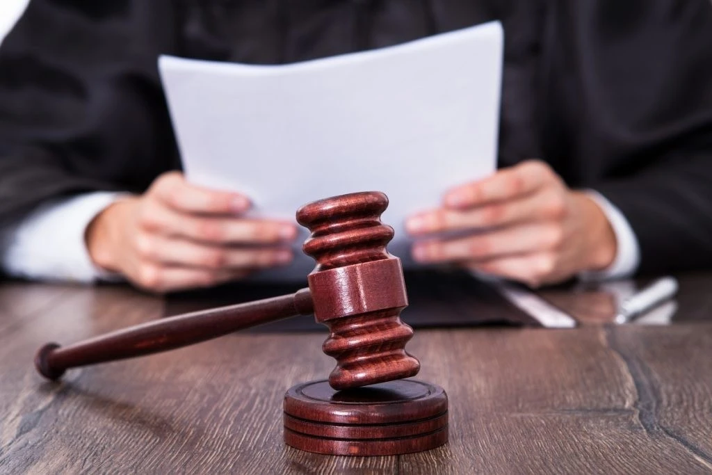 Суд у Охтирці виніс вирок нотаріусу: погрози – не доведені, боєприпаси – незаконне зберігання