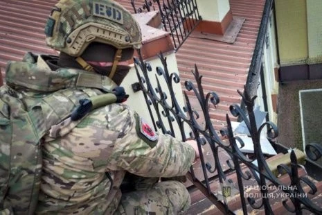 На Сумщині виявили міну, скинуту безпілотником, на даху адмінбудівлі