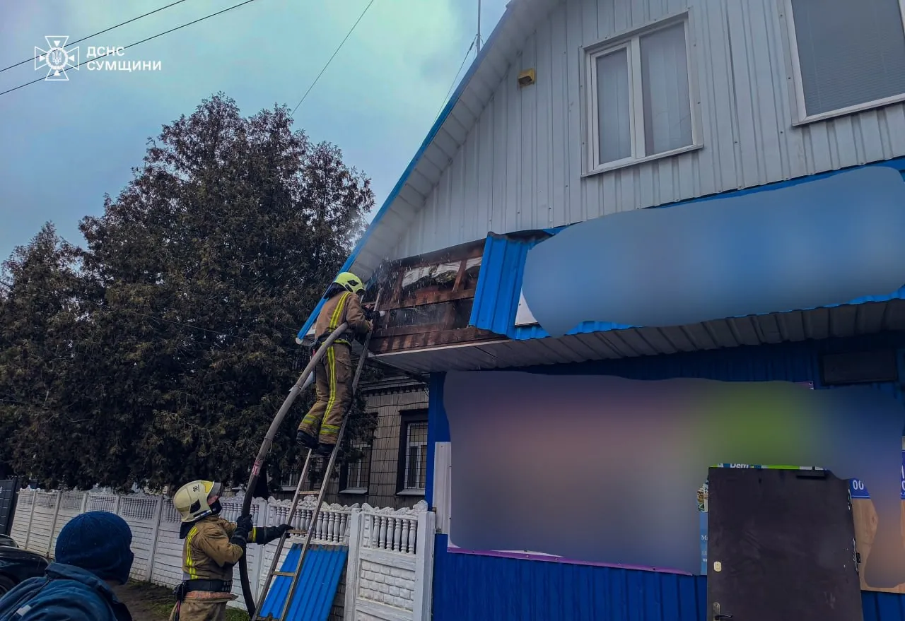 У Тростянці рятувальники врятували чоловіка під час пожежі