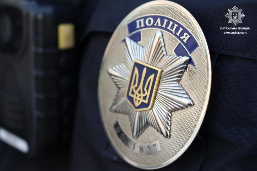 П’яний водій у Сумах на Audi влаштував погоню та врізався в дорожній знак
