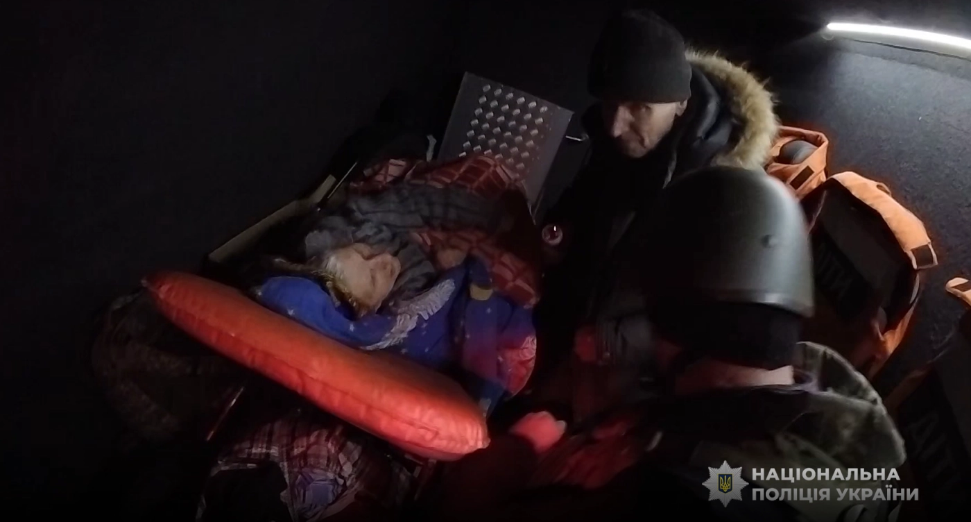 Поліцейський спецпідрозділ «Білий янгол» врятував літню пару в зоні бойових дій Сумщини
