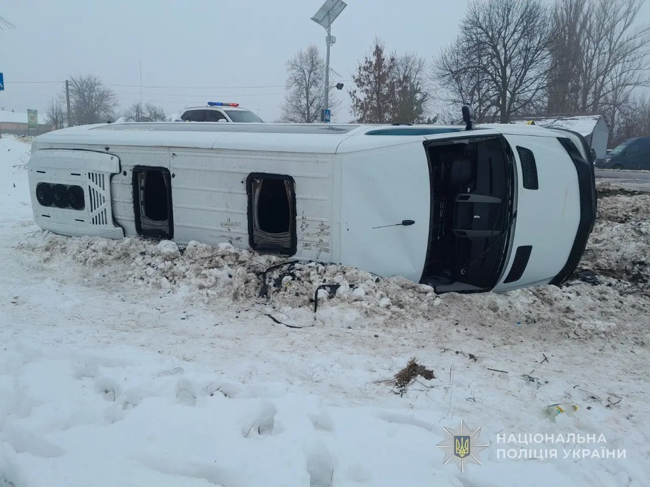 Ранкова аварія на Роменщині: мікроавтобус злетів з дороги, постраждали пасажири