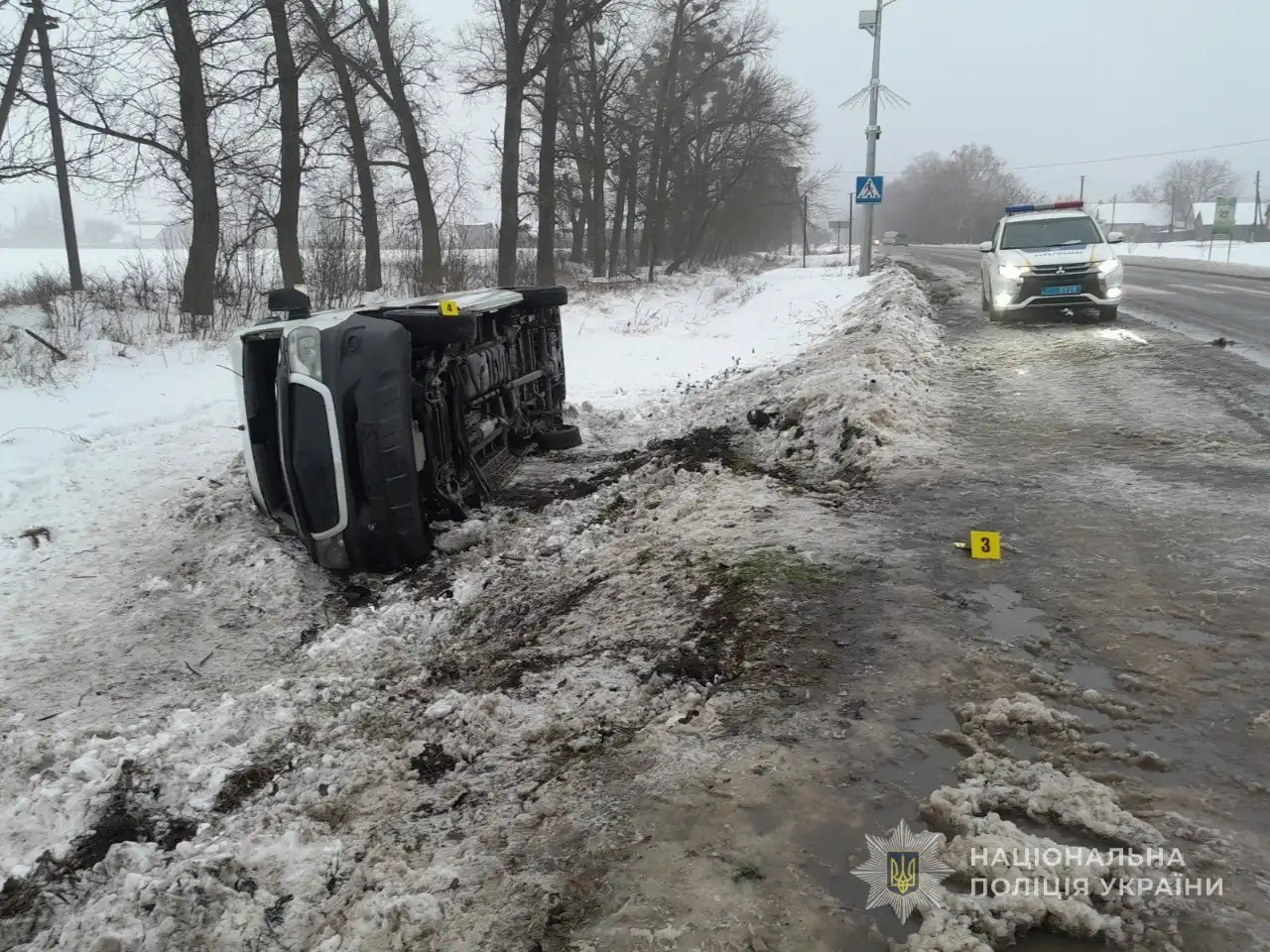 Ранкова аварія на Роменщині: мікроавтобус злетів з дороги, постраждали пасажири