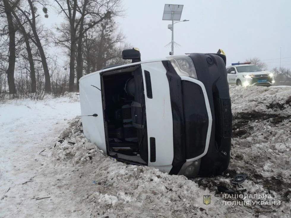 Ранкова аварія на Роменщині: мікроавтобус злетів з дороги, постраждали пасажири