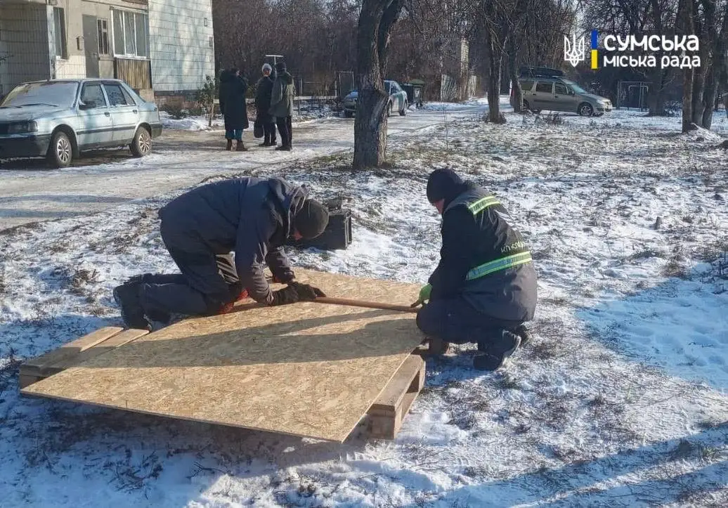 У Сумах триває ліквідація наслідків ворожих атак: пошкоджено житлові будинки та інфраструктуру