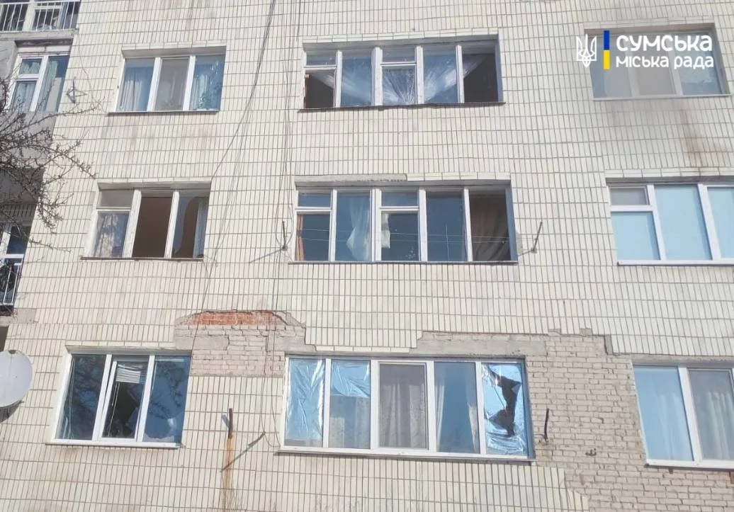 У Сумах триває ліквідація наслідків ворожих атак: пошкоджено житлові будинки та інфраструктуру