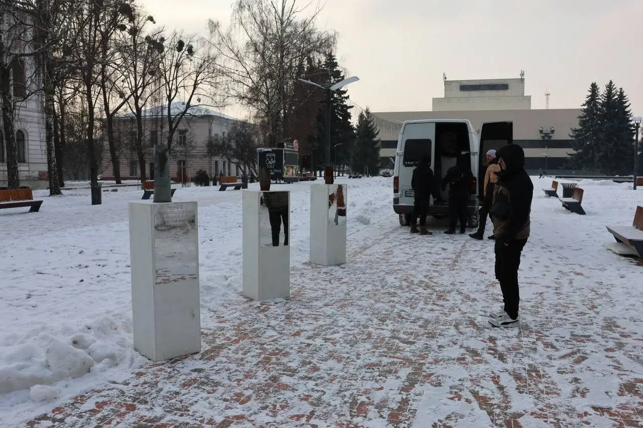 У Сумах відкрили “Алею незламних міст”: виставка, що вшановує стійкість українських громад