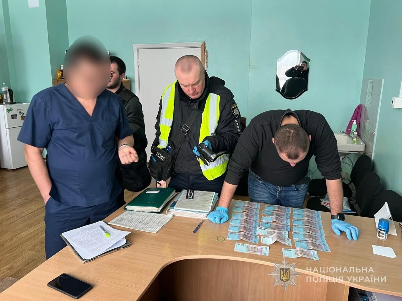 Лікаря Тростянецької лікарні підозрюють у хабарництві