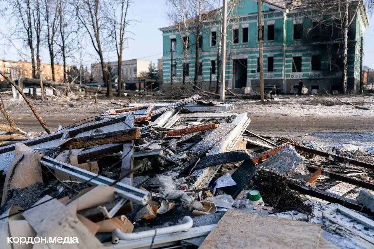 Білопілля оговтується після авіаудару: місто досі відновлює пошкоджені будівлі