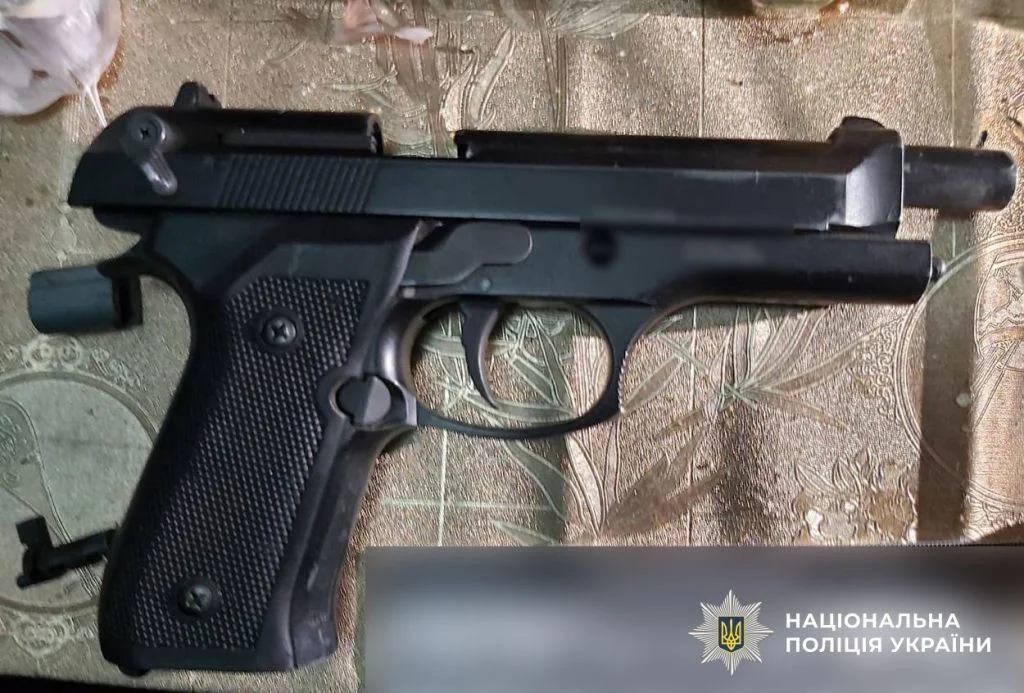 Зброя та психотропи на потоці: у Гребінці викрили небезпечний “бізнес” місцевого мешканця