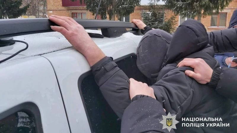 Зброя та психотропи на потоці: у Гребінці викрили небезпечний “бізнес” місцевого мешканця