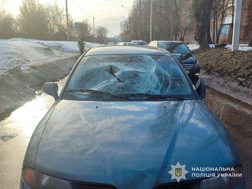 ДТП у Сумах: пішохід опинився в лікарні після спроби перетнути дорогу в невстановленому місці