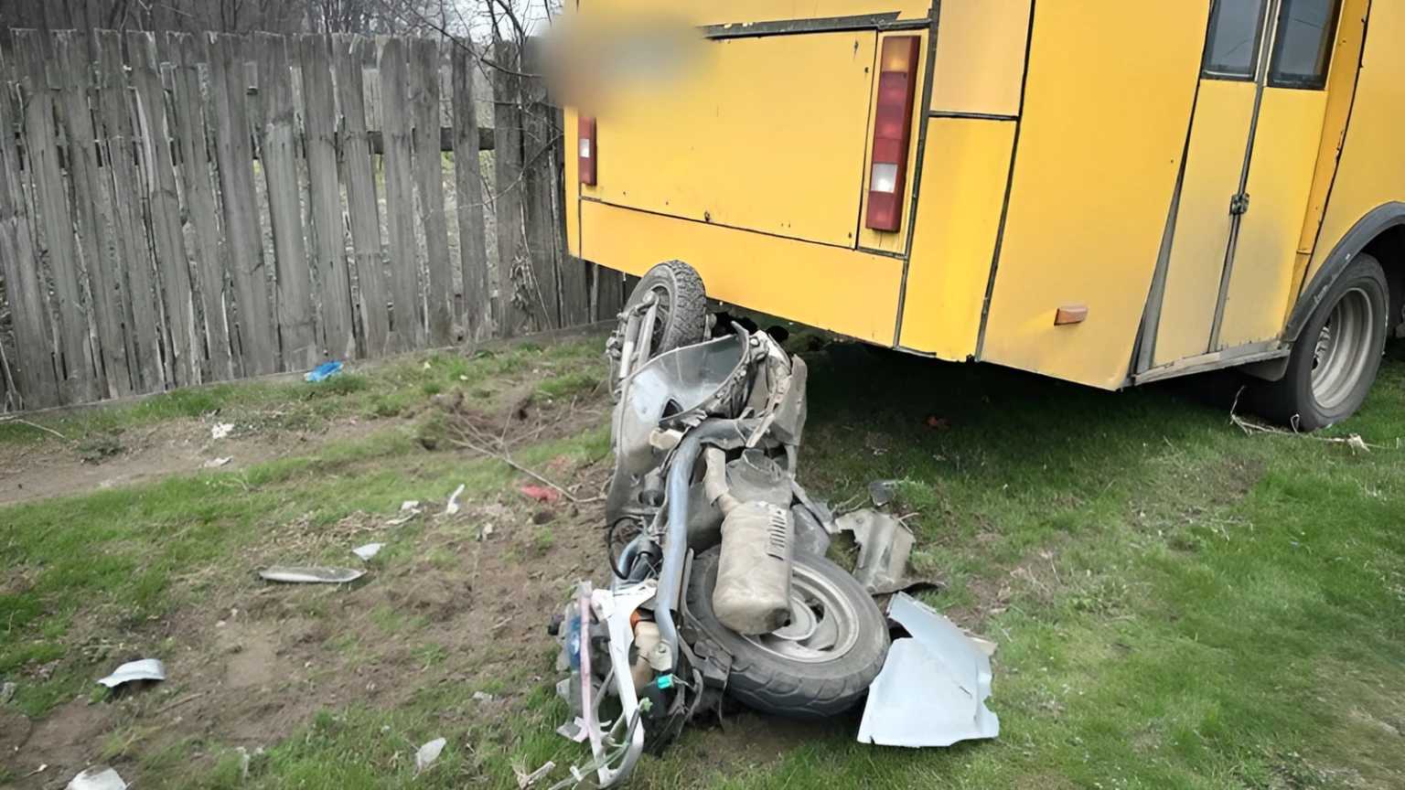 У селі Ватажкове дитина на скутері потрапила під колеса автобуса