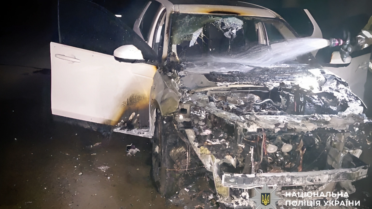 Нічна пожежа в Кременчуці: на вулиці Володимира Великого палав елітний автомобіль