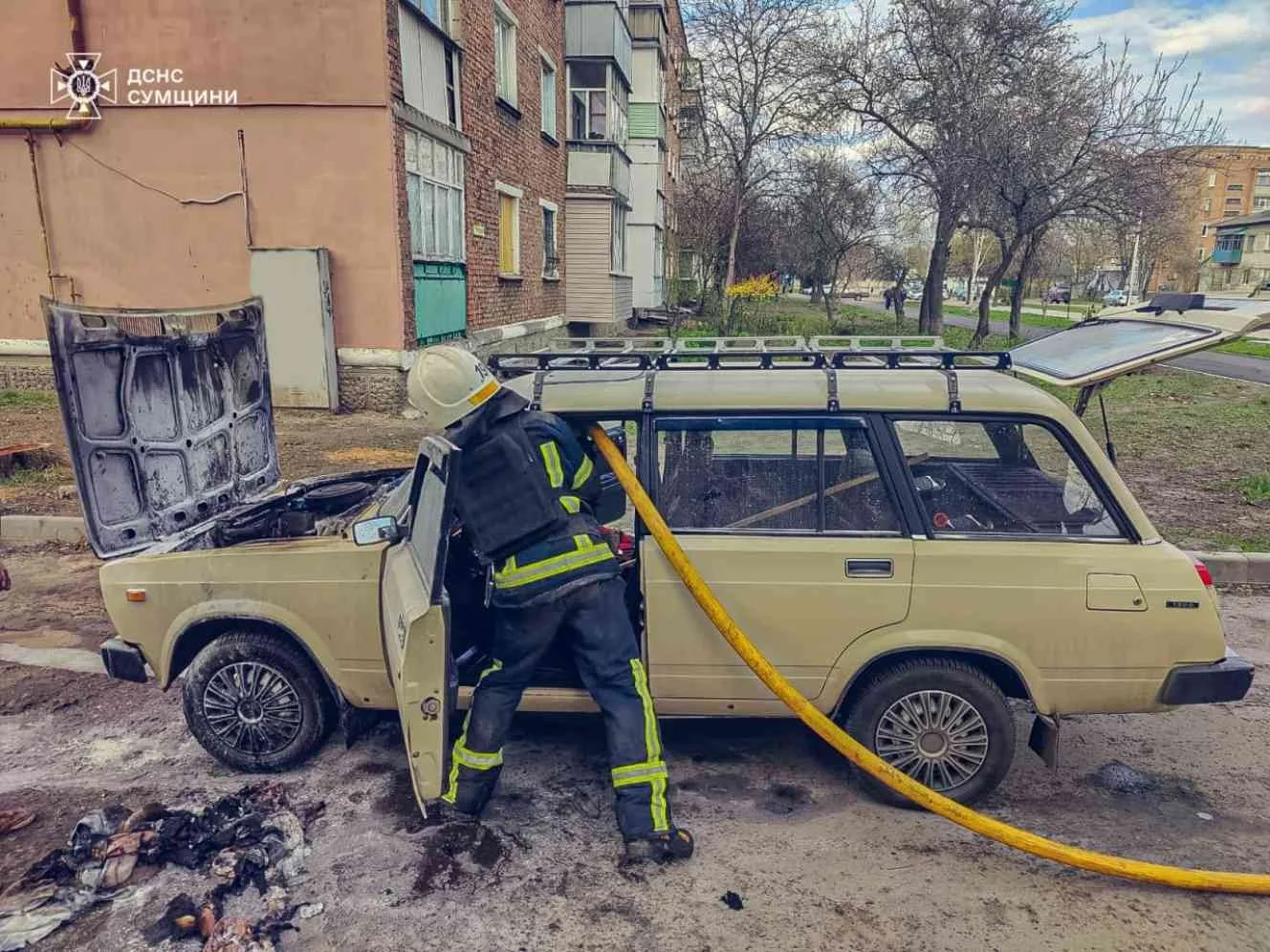 Оперативна ліквідація: у Конотопі рятувальники загасили палаючий автомобіль