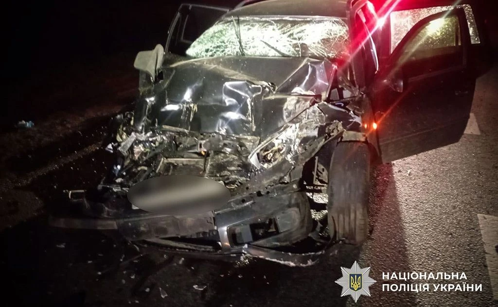 Нічна аварія під Полтавою: у зіткненні легковика та вантажівки постраждали четверо людей