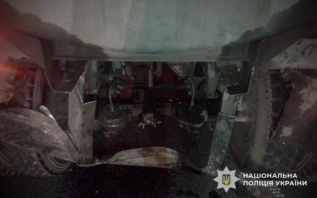 Нічна аварія під Полтавою: у зіткненні легковика та вантажівки постраждали четверо людей