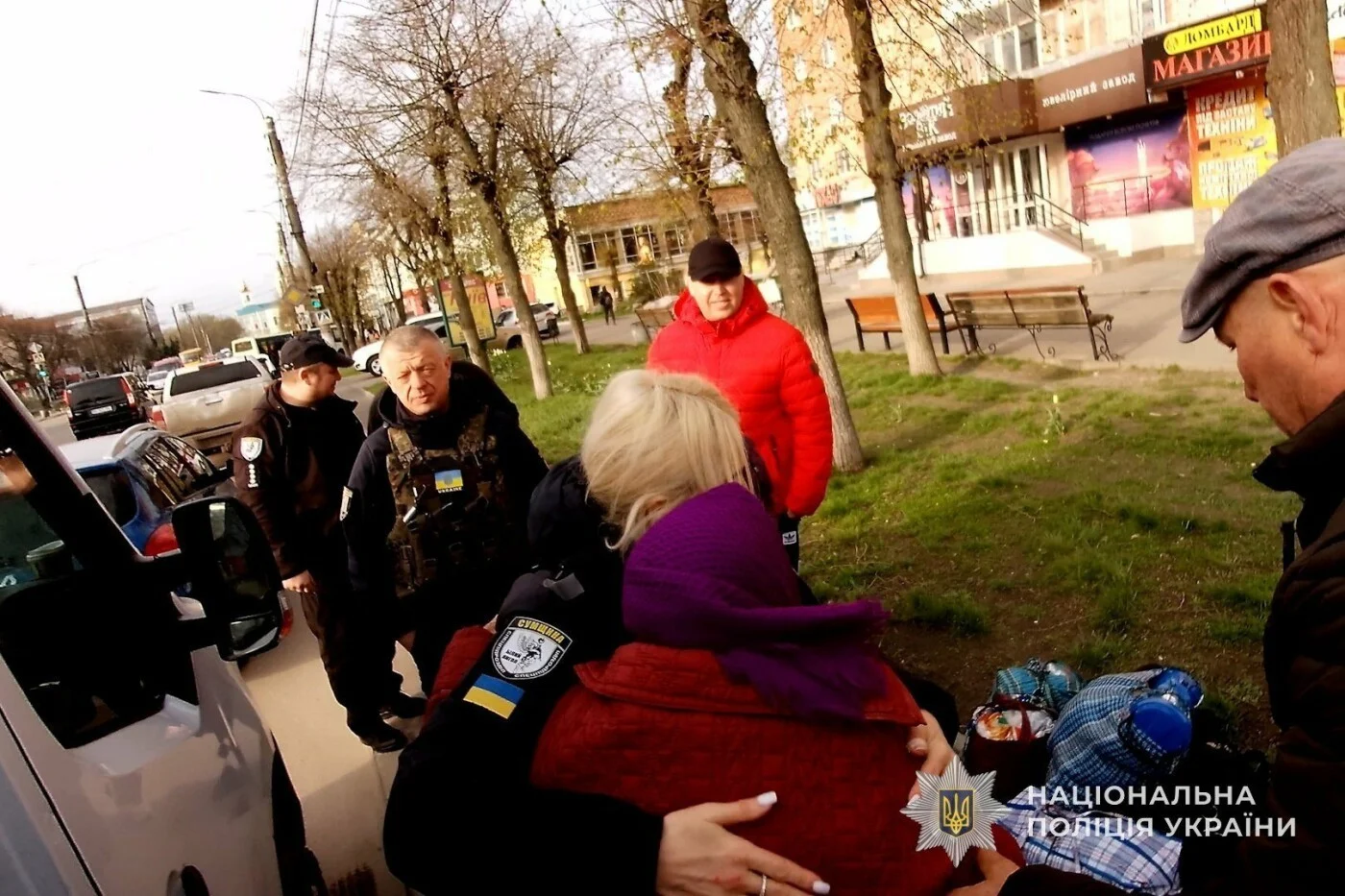 Під обстрілами та загрозою дронів: правоохоронці врятували вісьмох пенсіонерів на Сумщині