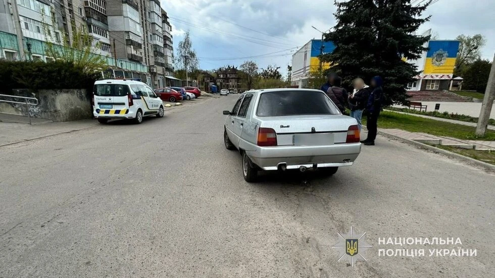 Залишені в замку ключі спровокували викрадення та аварію на Сумщині