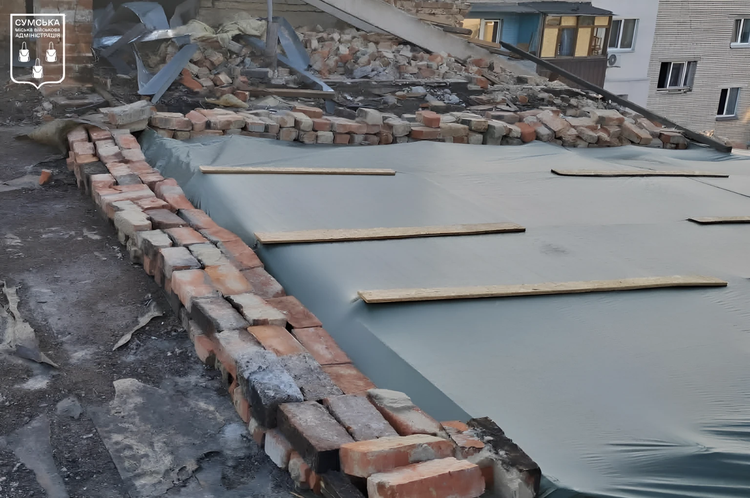 Відновлення багатоповерхівки у Сумах після атаки ворожого БпЛА