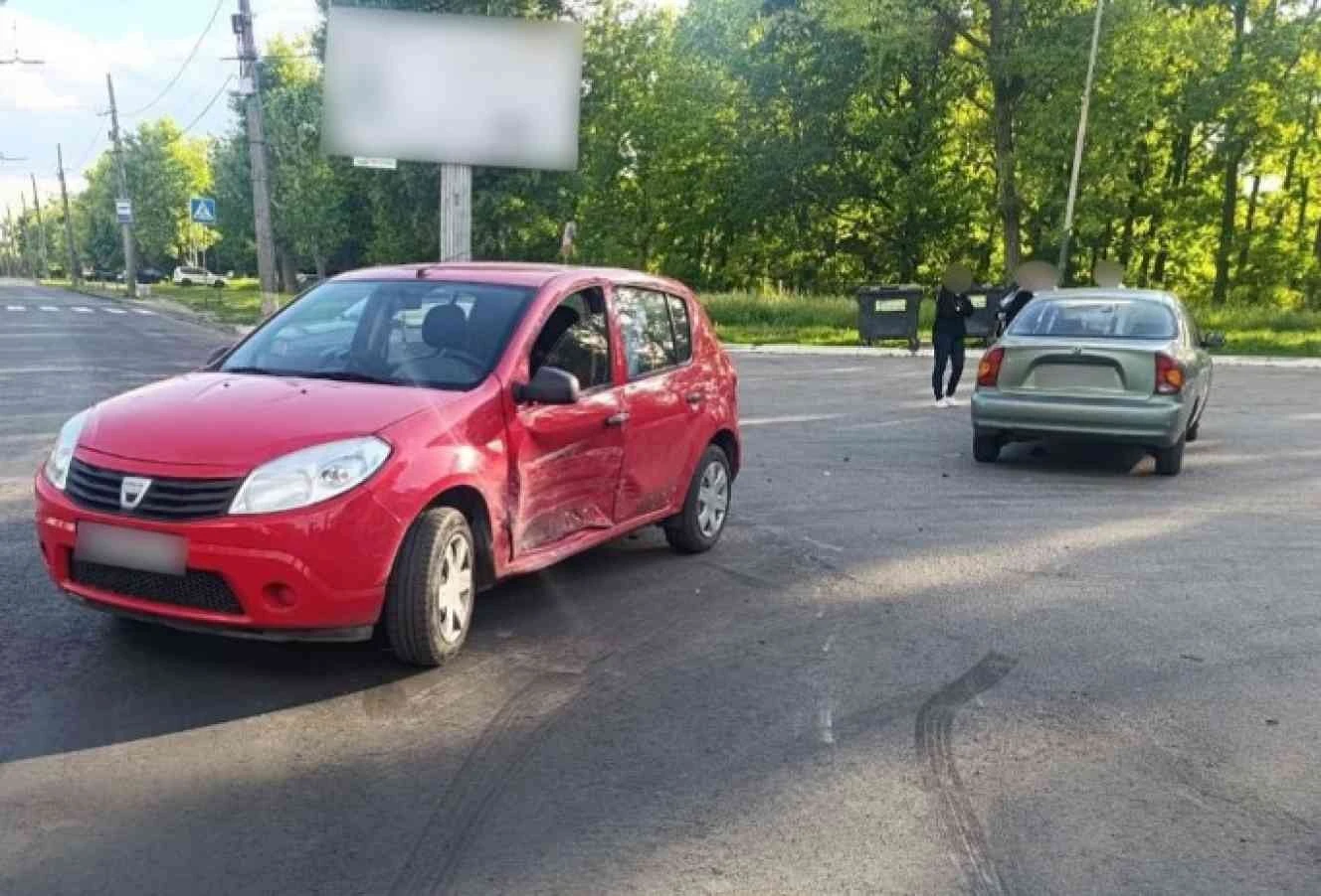 Небезпечний виїзд із заправки у Сумах закінчився зіткненням